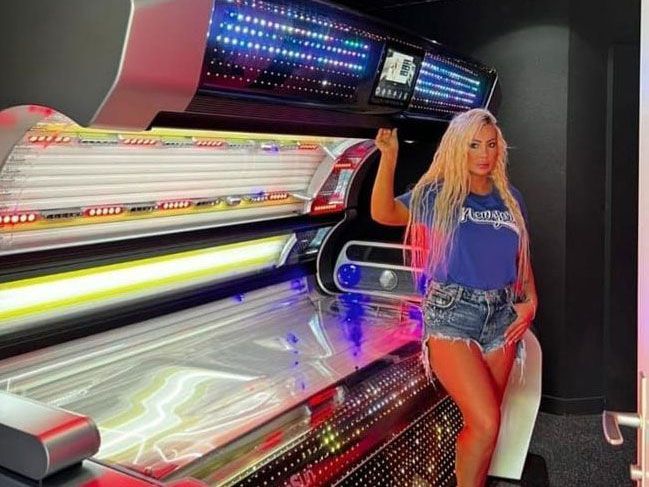 Kundenbetreuerin Rexi vor P9 Solarium im SunWorld Solarium Winterthur – persönliche Beratung und Betreuung direkt im Studio an der Wülflingerstrasse 63.