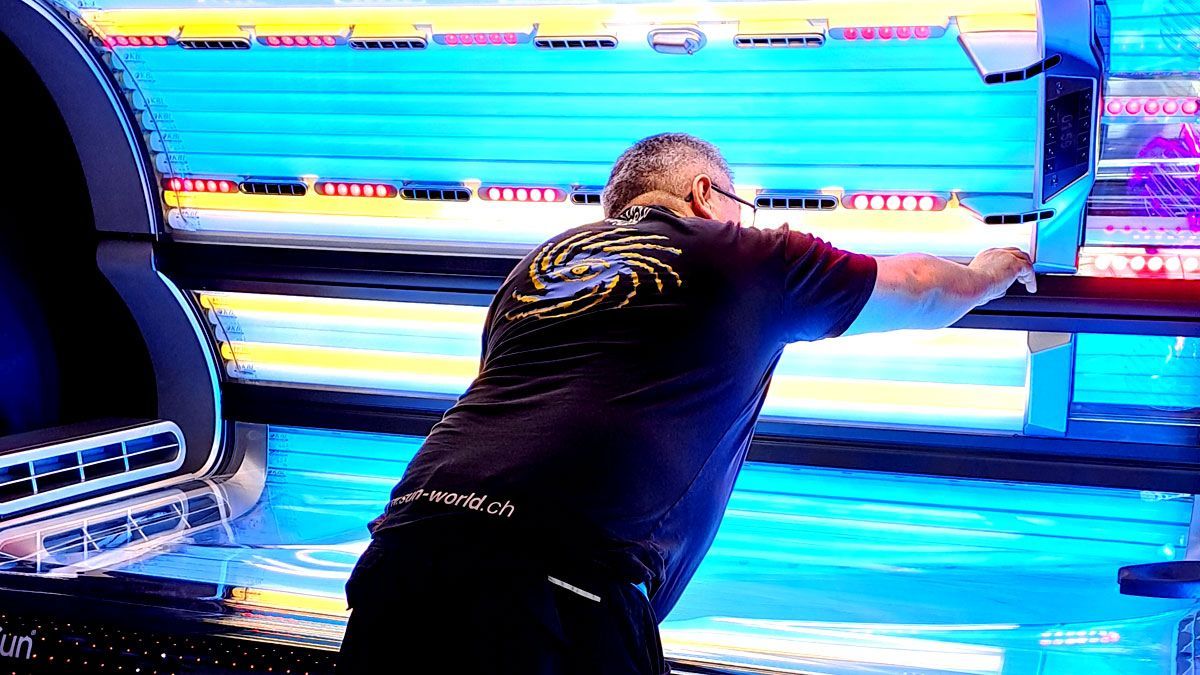 Der Solariumtechniker kontrolliert ein Solarium im SunWorld Sonnenstudio