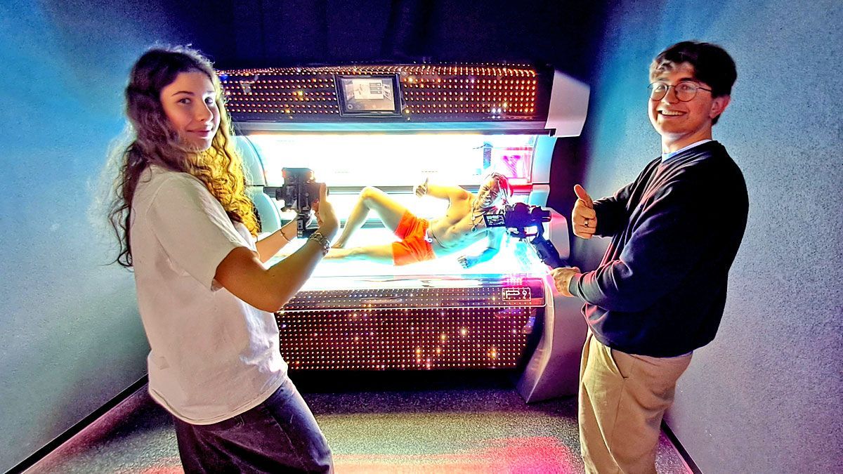 Ein Digital creator und eine Influencerin Produzieren Social Media Content und Beitrรคge fรผr die SunWorld Sonnenstudios