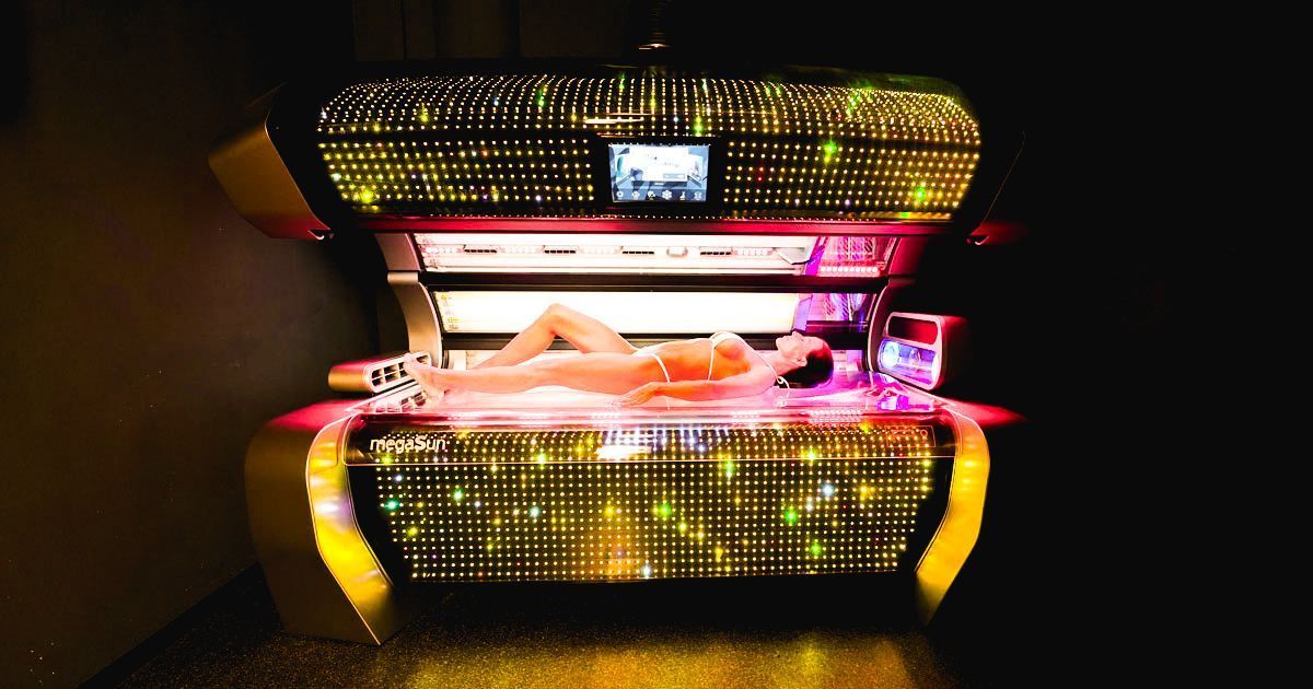 Eine Frau im Bikini geniesst die sonne im P9 Solarium.