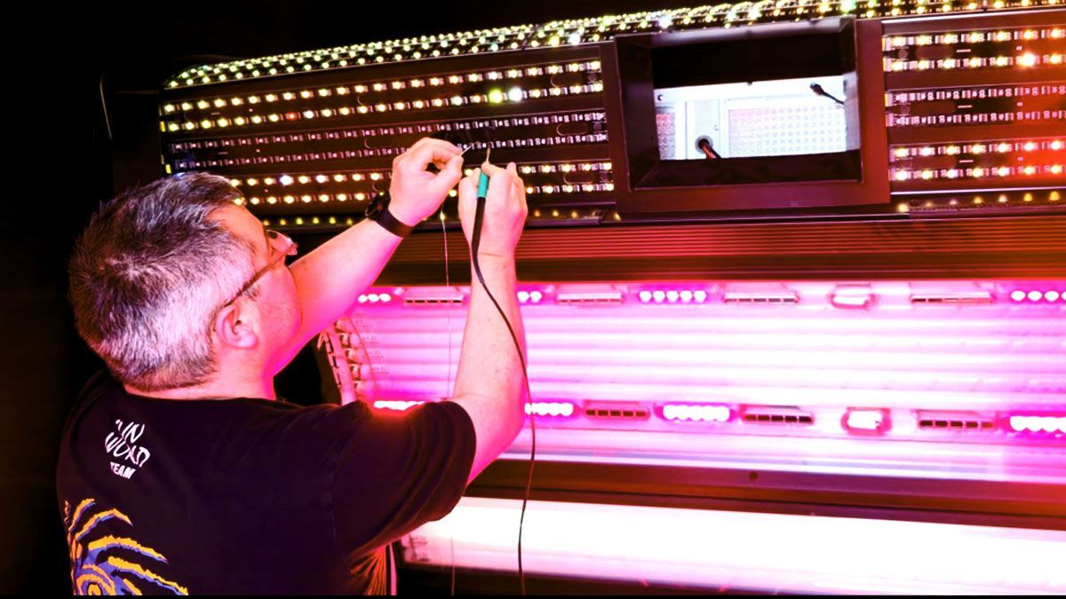 Solariumtechniker bei der Wartung eines Solariums im SunWorld Studio.