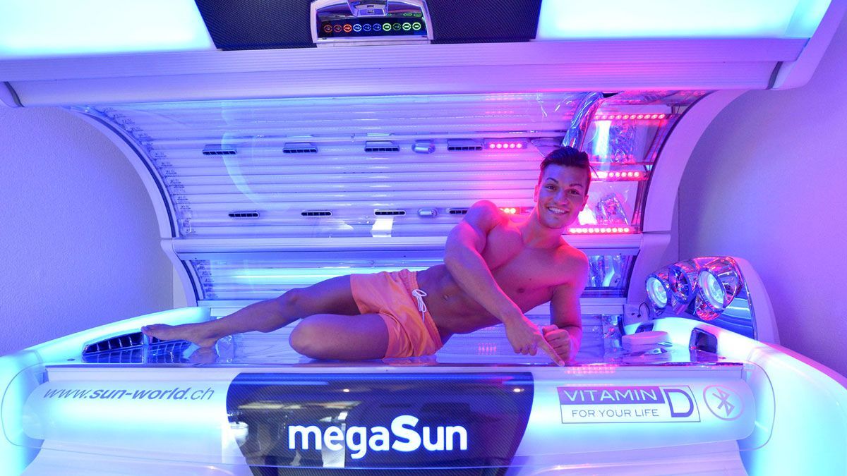 Ein Mann tankt Vitamin D im Solarium bei www.sunworld.ch
