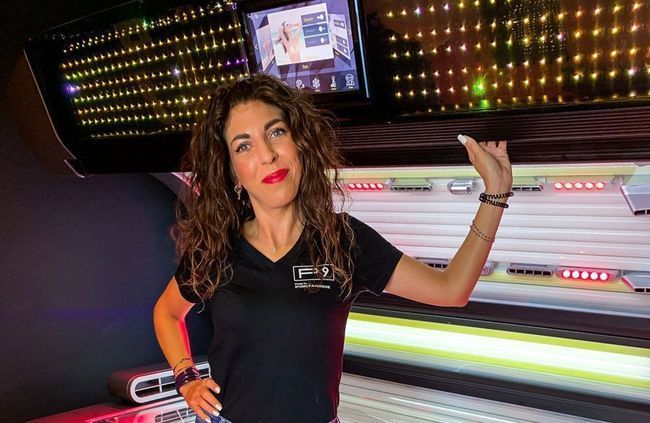 Kundenbetreuerin Iside vor P9 Solarium im SunWorld Solarium Wil – persönliche Beratung und Betreuung direkt im Studio an der Zürcherstrasse 14.