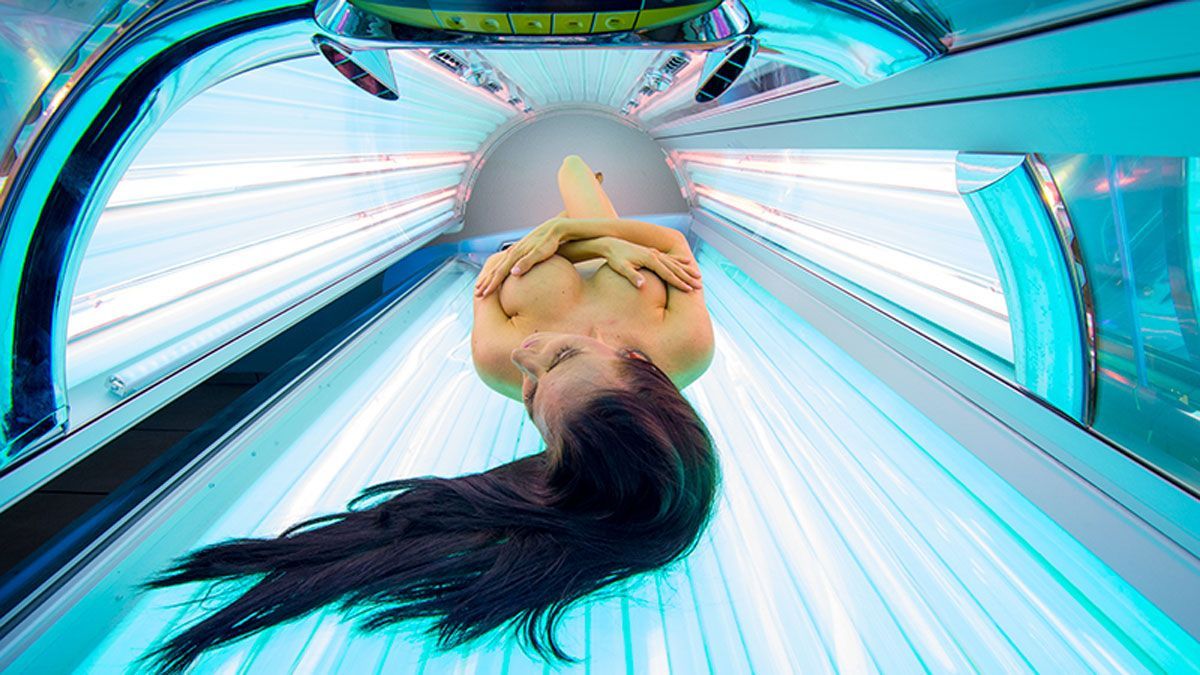 Frau liegt entspannt im Solarium – SunWorld beantwortet alle Fragen rund ums Sonnenstudio, Solarium, Vitamin D, Hautpflege und gesunde Bräune.