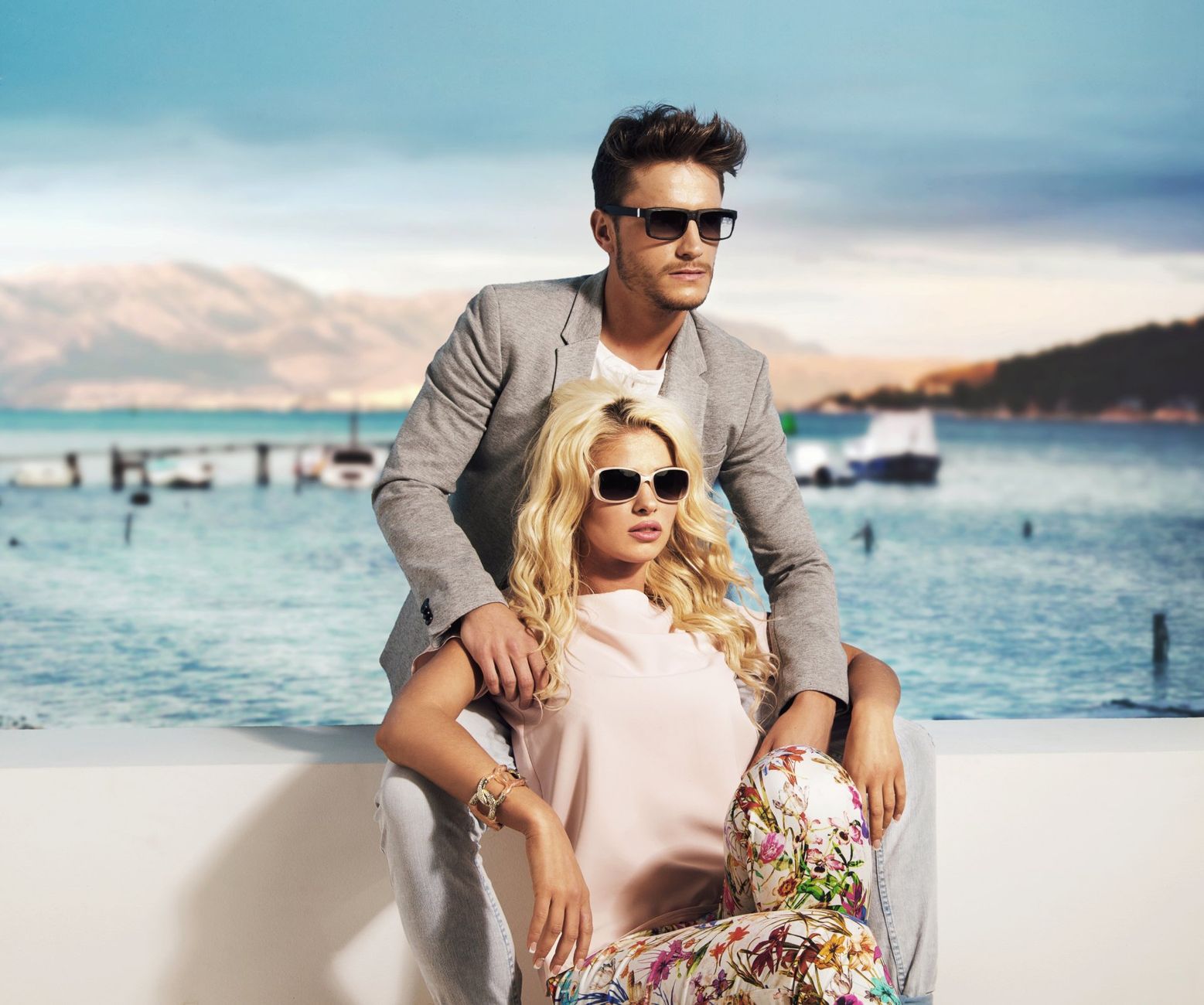 Modelli con occhiali da sole da uomo e da donna