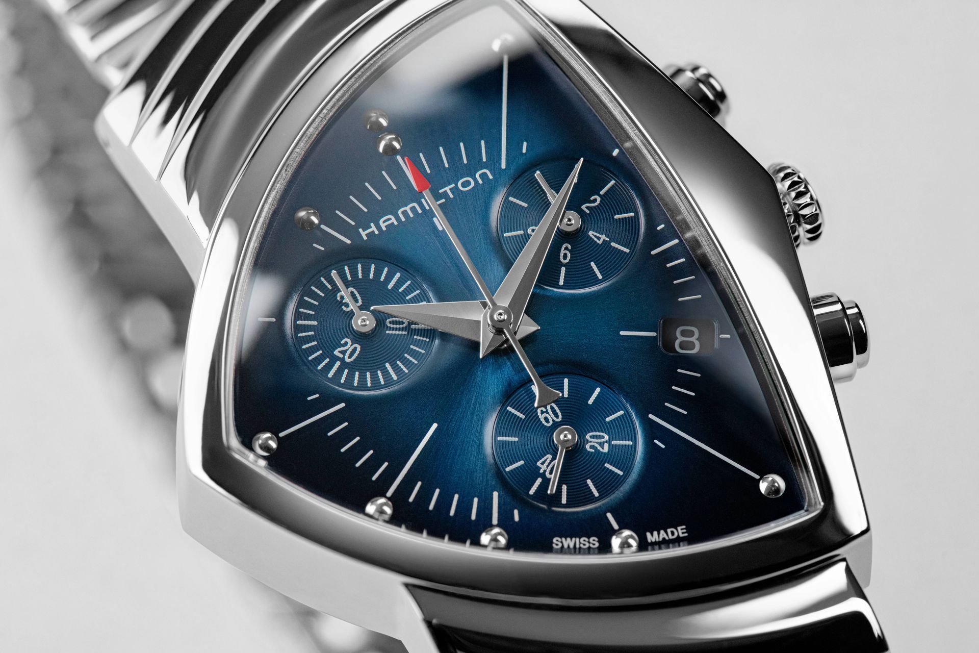 Primo piano di un orologio da polso color argento con quadrante blu e contatori del cronografo.