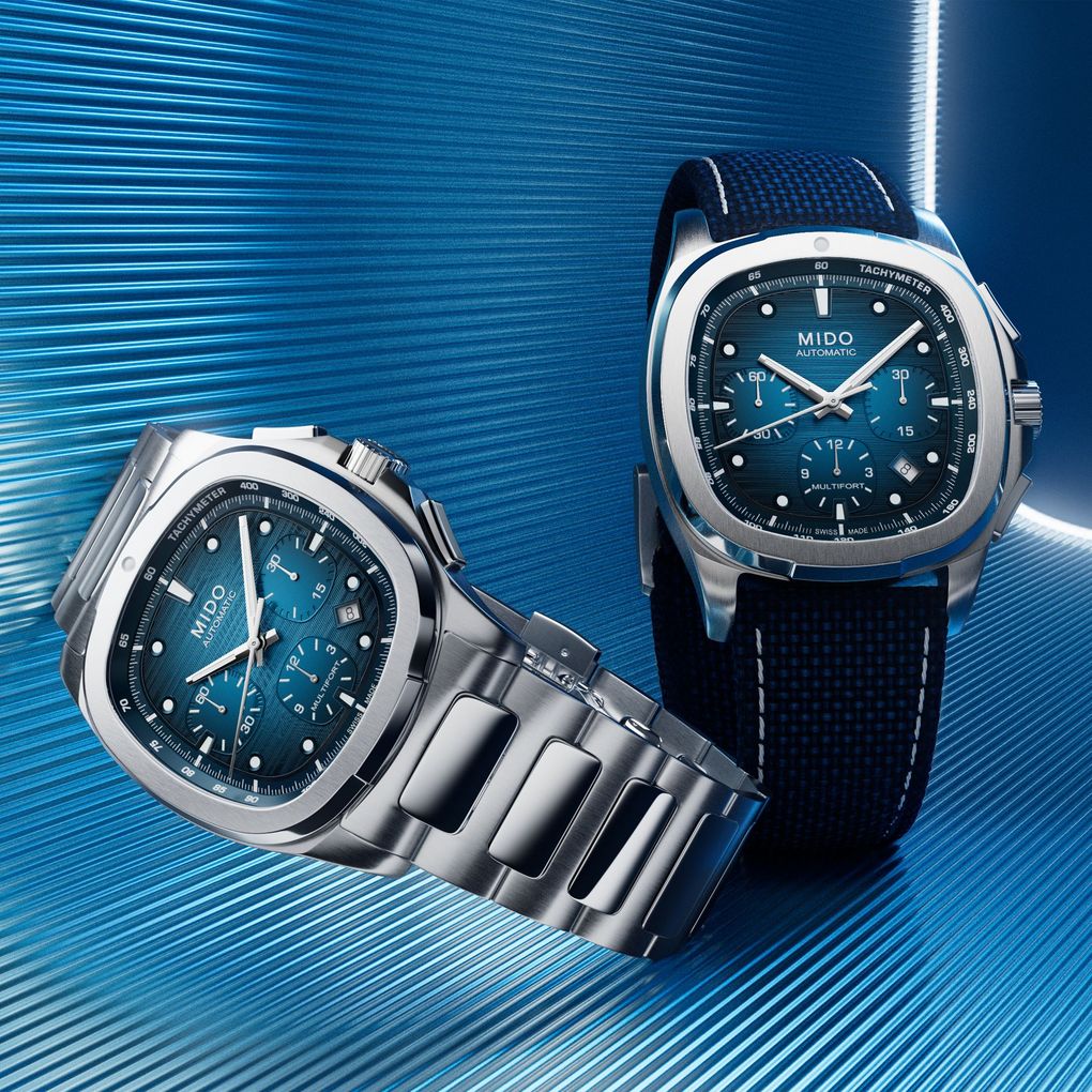 Due orologi da polso argento e neri su uno sfondo blu con trama, uno in posizione orizzontale e uno in posizione verticale.