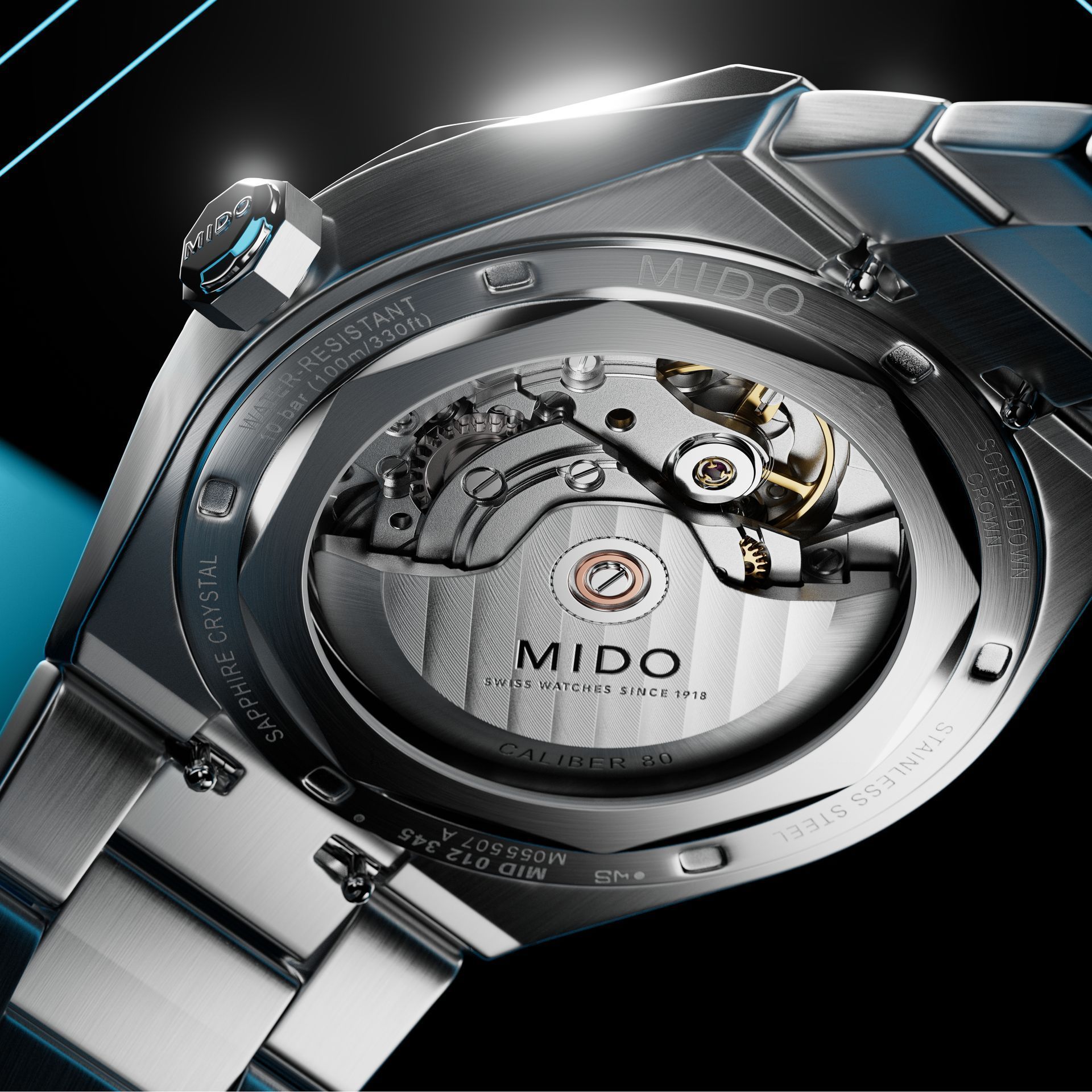 Primo piano del fondello di un orologio Mido in argento, che mostra il movimento meccanico attraverso il fondello trasparente.