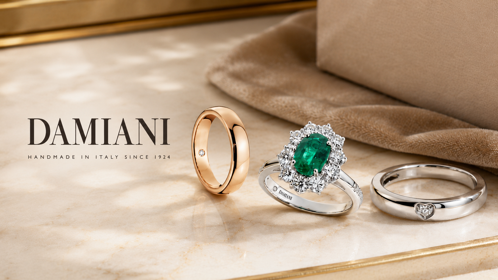 Pubblicità di gioielli Damiani che mostra tre anelli su una superficie di raso beige, tra cui un anello con una pietra preziosa verde.