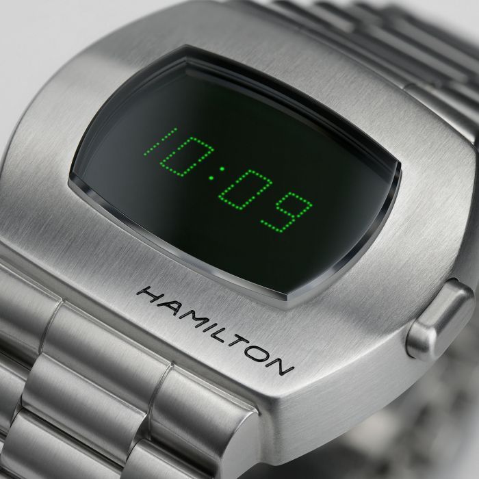Primo piano di un orologio da polso Hamilton color argento con display digitale verde che mostra le 10:09.