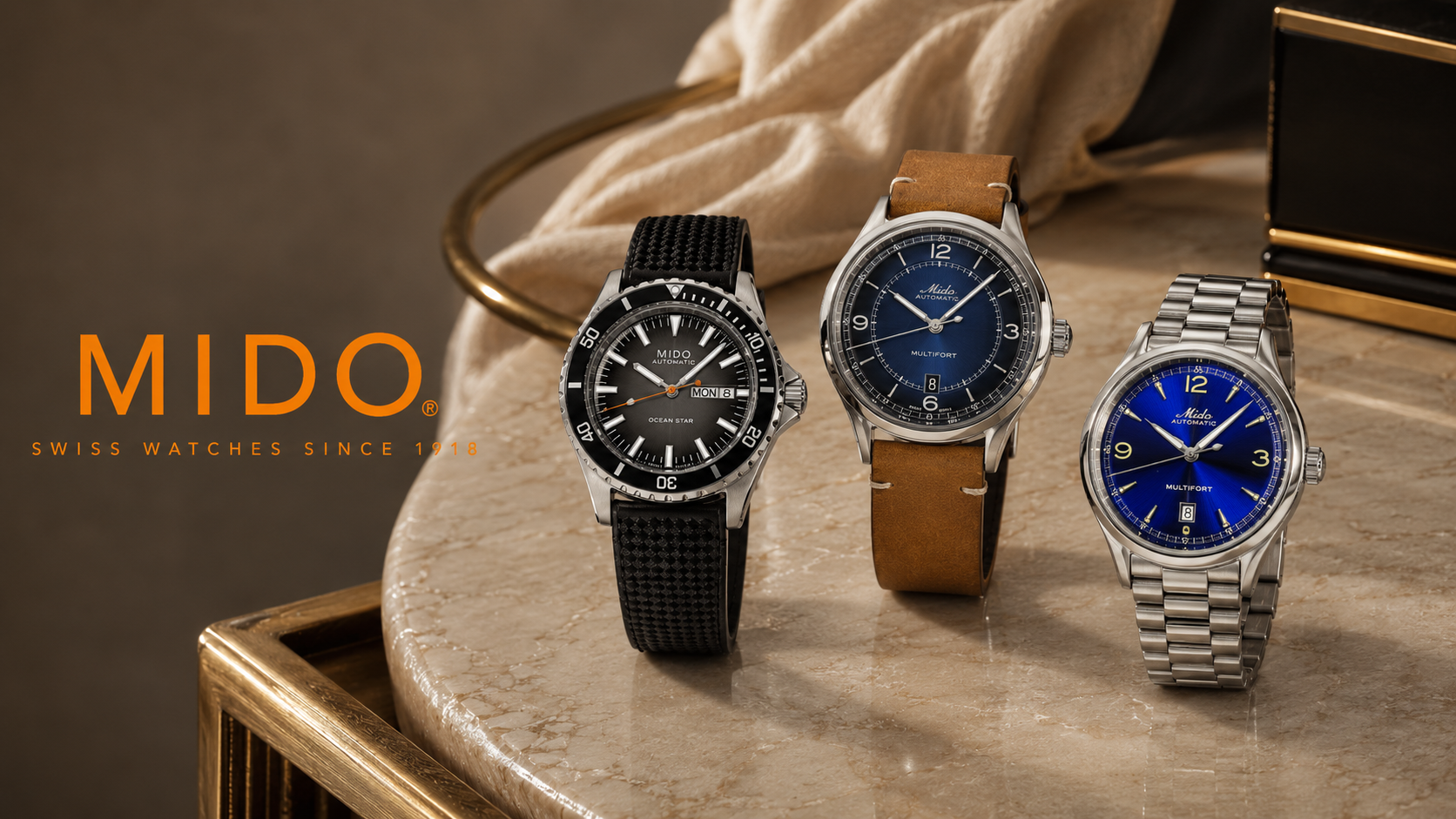 Pubblicità di MIDO che mostra tre orologi di lusso su uno sfondo di tessuto beige, con la scritta del marchio in arancione sulla sinistra.