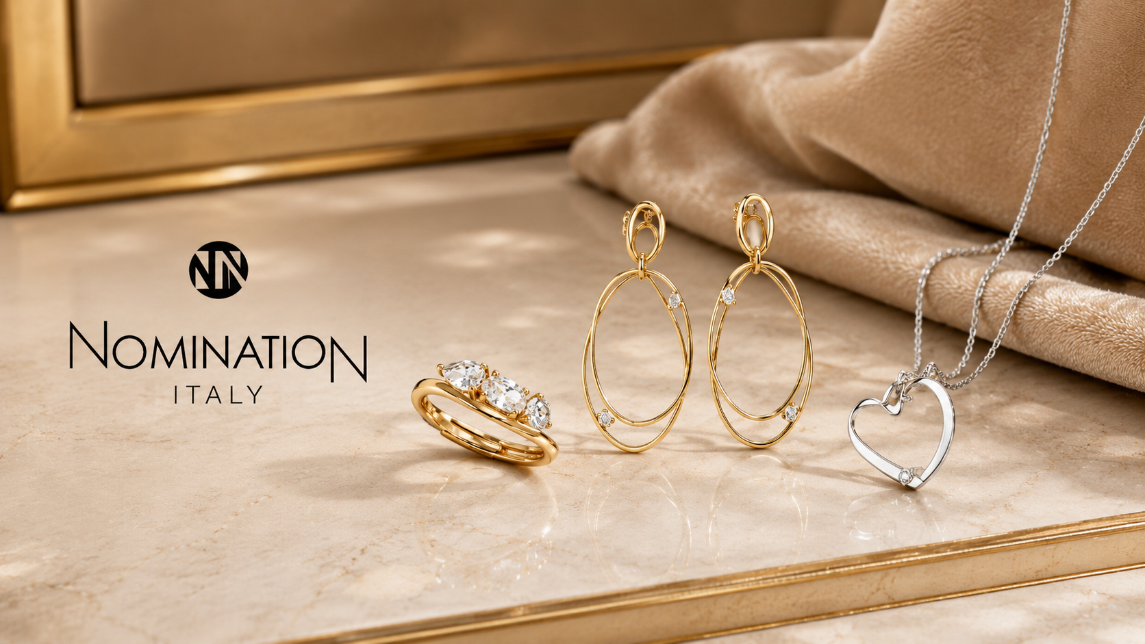 Espositore per gioielli Nomination Italy con anelli e orecchini in oro e argento su una superficie beige.