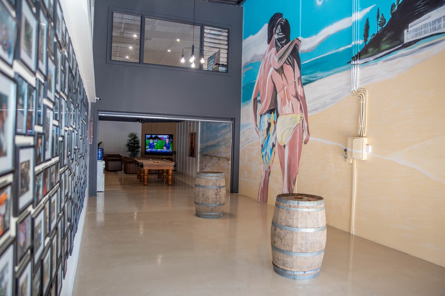 A mural of a man and woman at the beach on the wall.