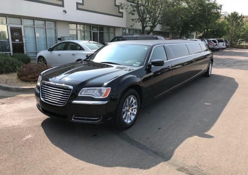 Черный лимузин Chrysler 300