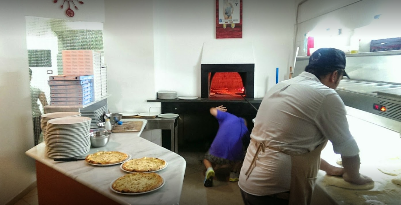 preparazione pizze con cottura a legna