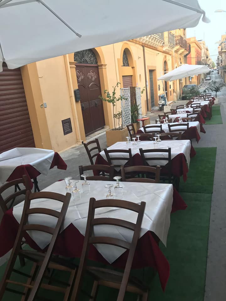 patio esterno con tavoli