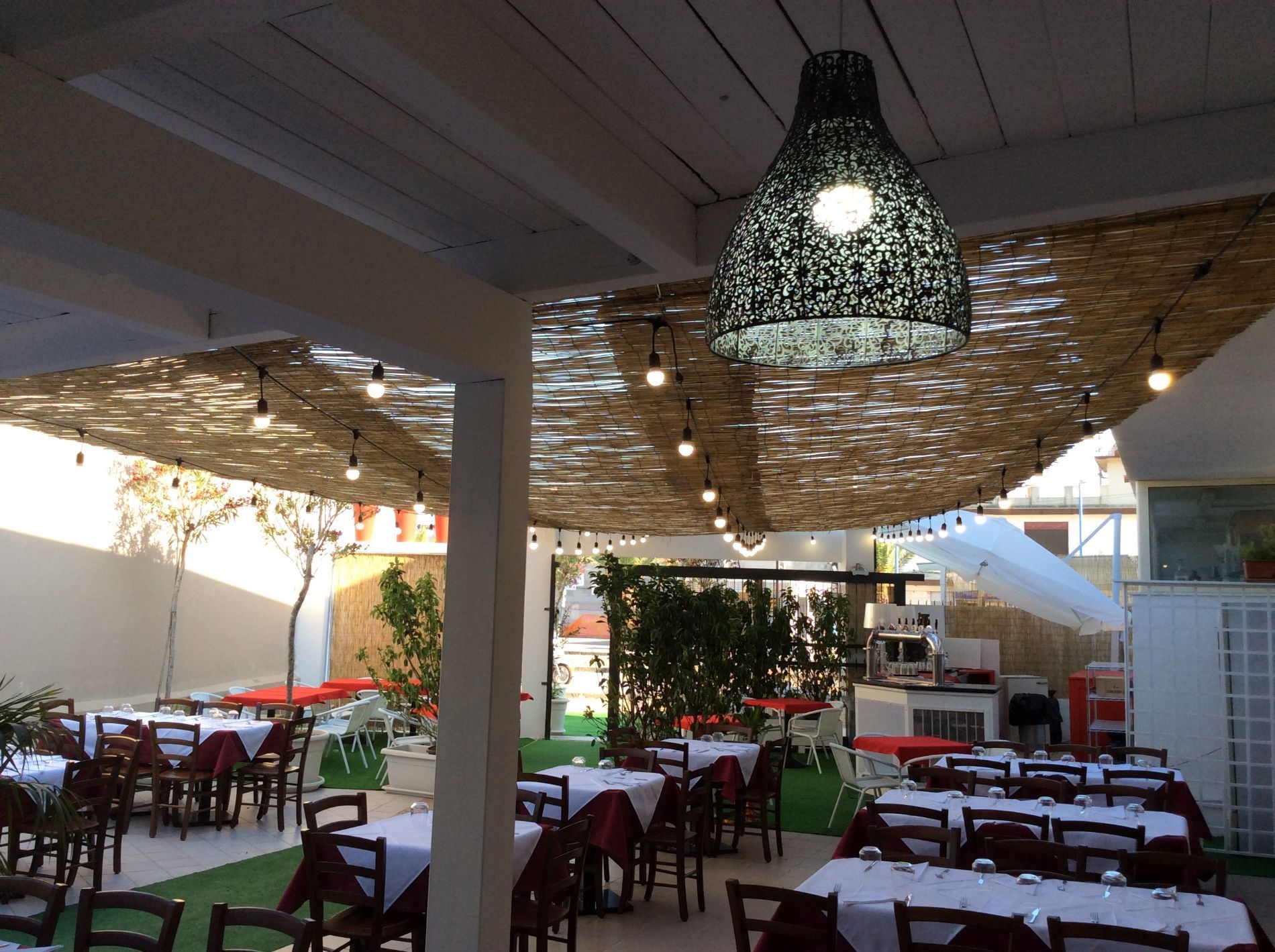 tavoli all'esterno del ristorante