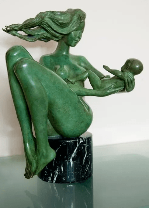 statuetta di donna con neonato