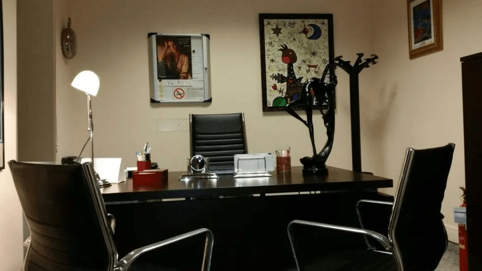 scrivania di uno studio medico