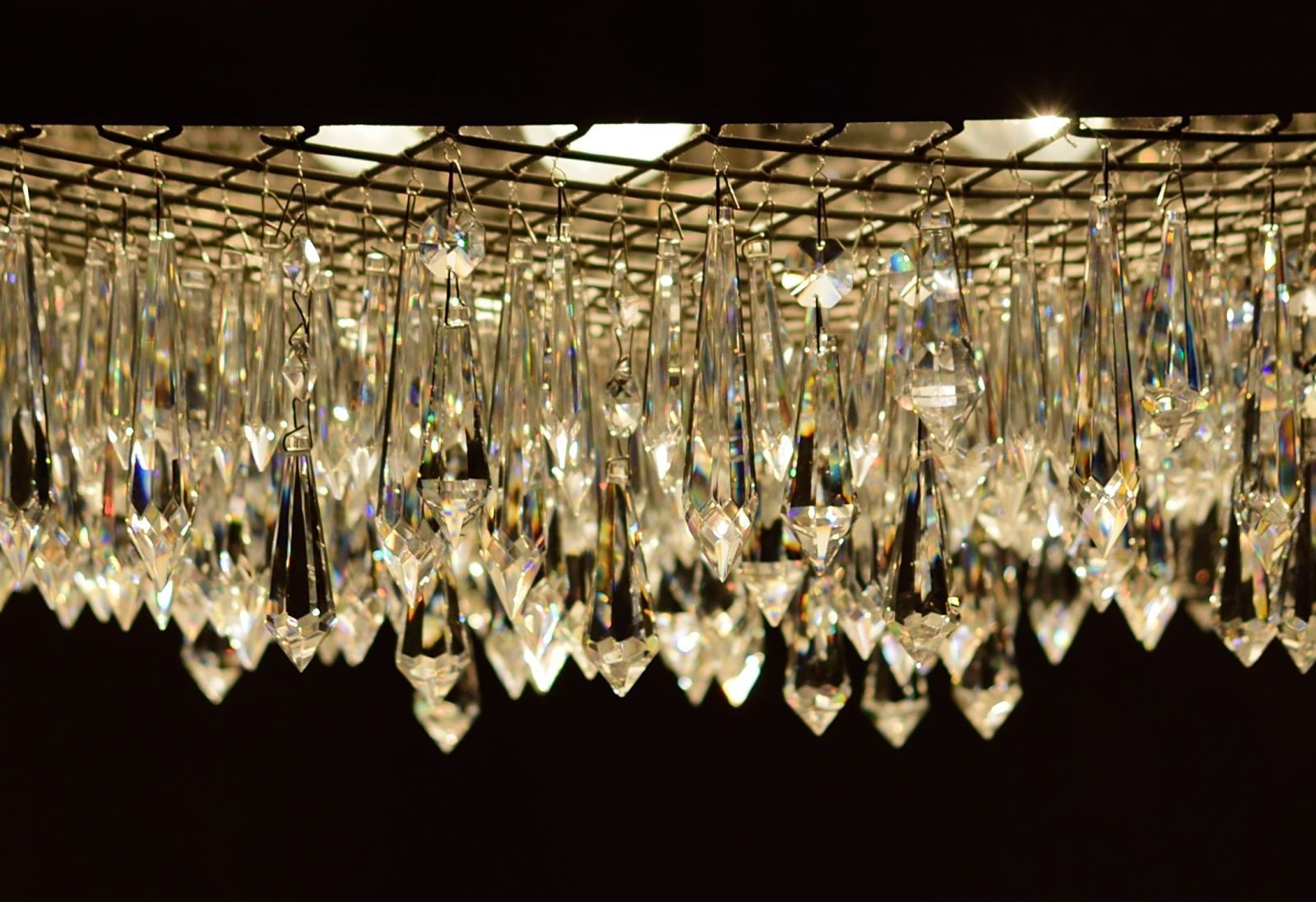 eine Nahaufnahme eines Kronleuchters mit vielen Kristallen