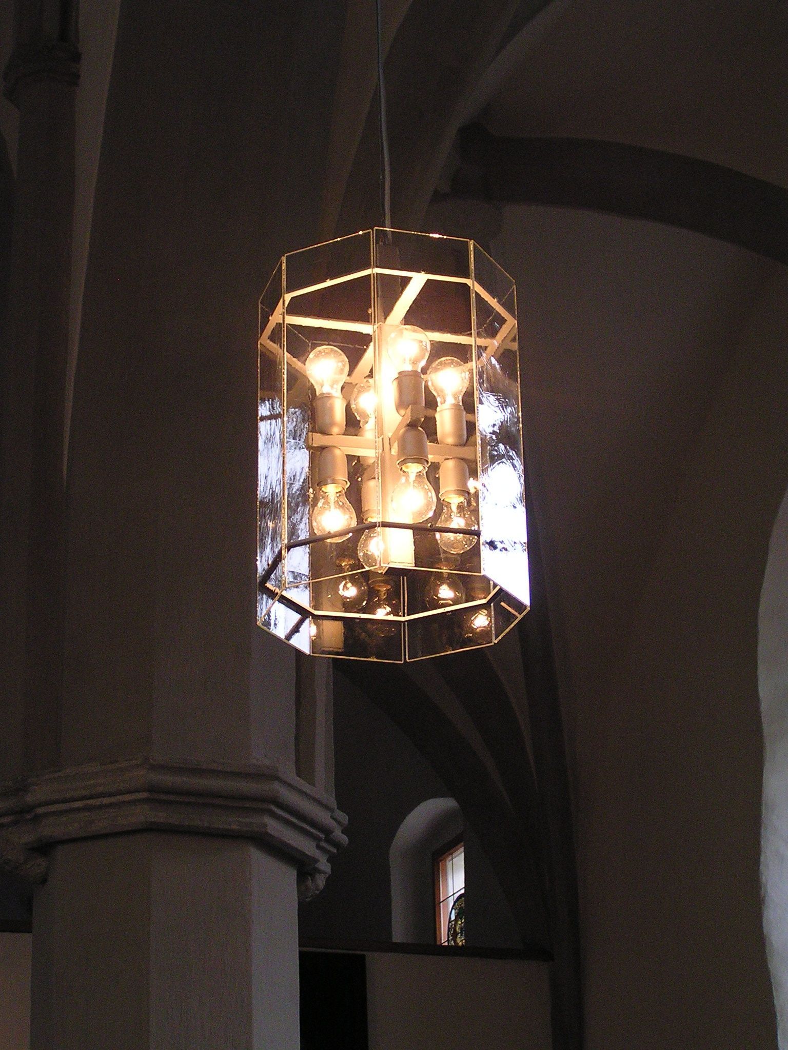 eine Lampe mit vielen Glühbirnen in einem dunklen Raum