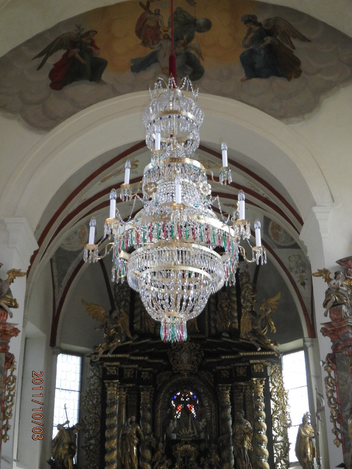 ein großer Kronleuchter in einer Kirche hängt von der Decke