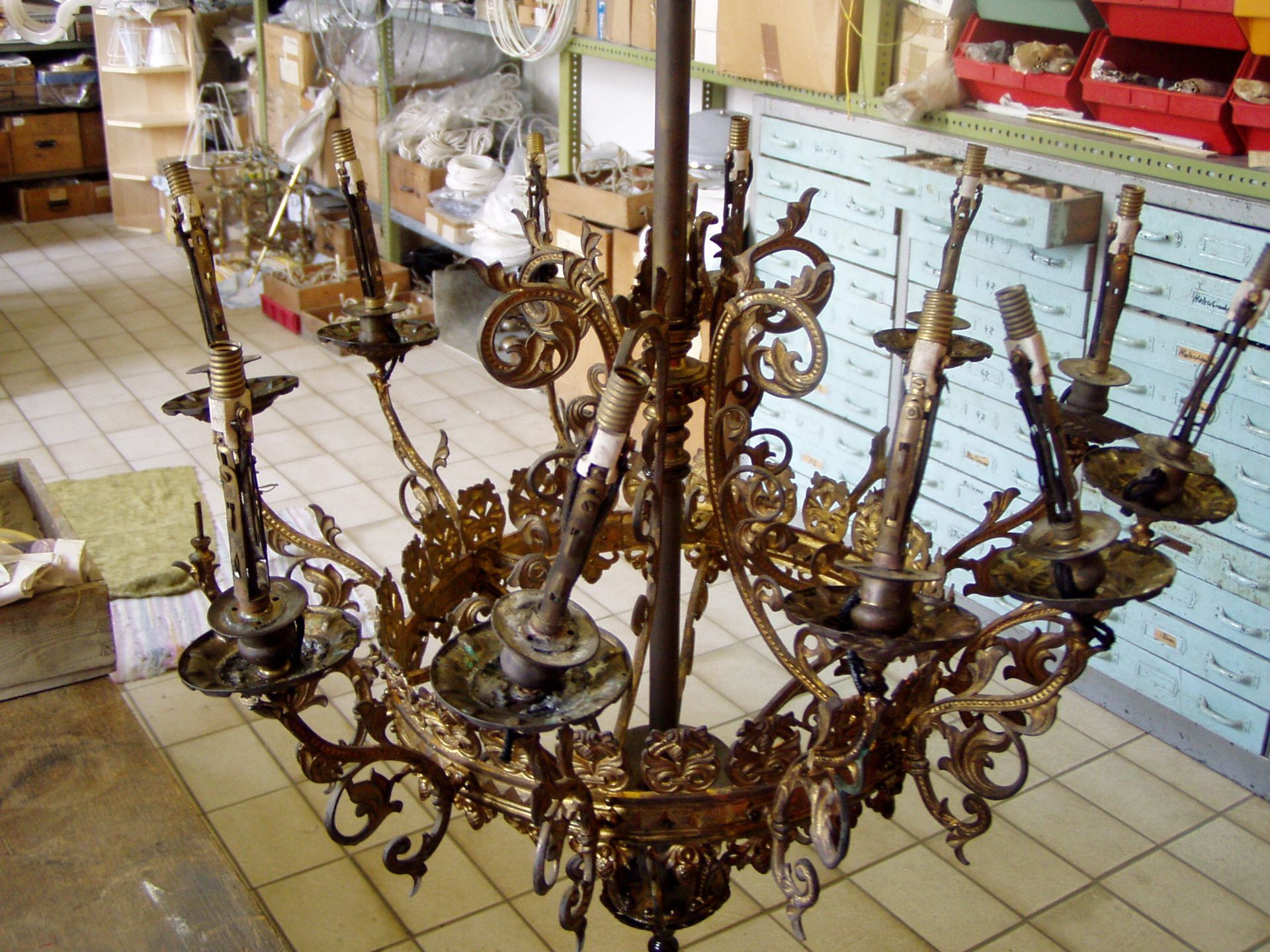 ein Kronleuchter hängt an einer Decke in einem Raum