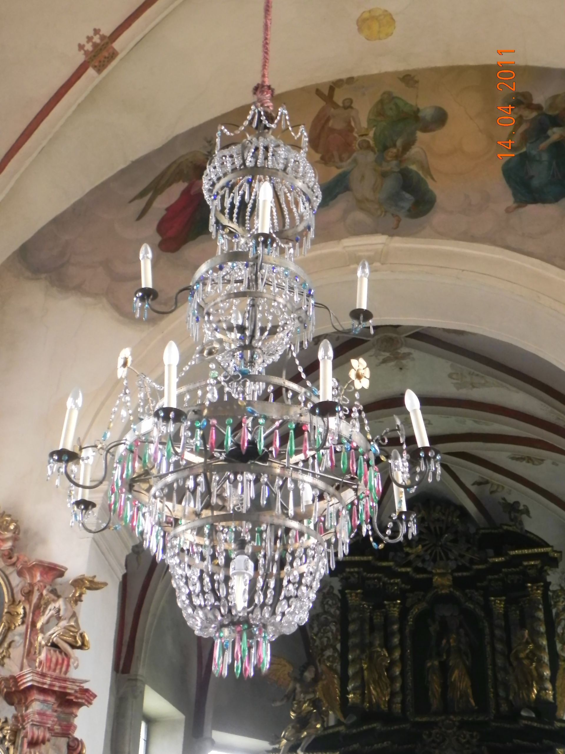 ein Kronleuchter in einer Kirche hängt von der Decke