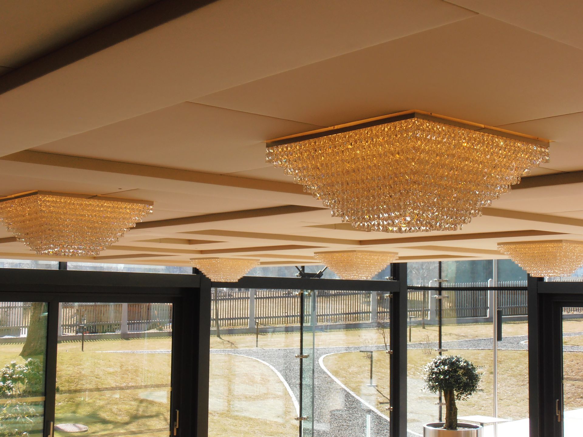 ein großer Kronleuchter hängt an der Decke eines Raumes