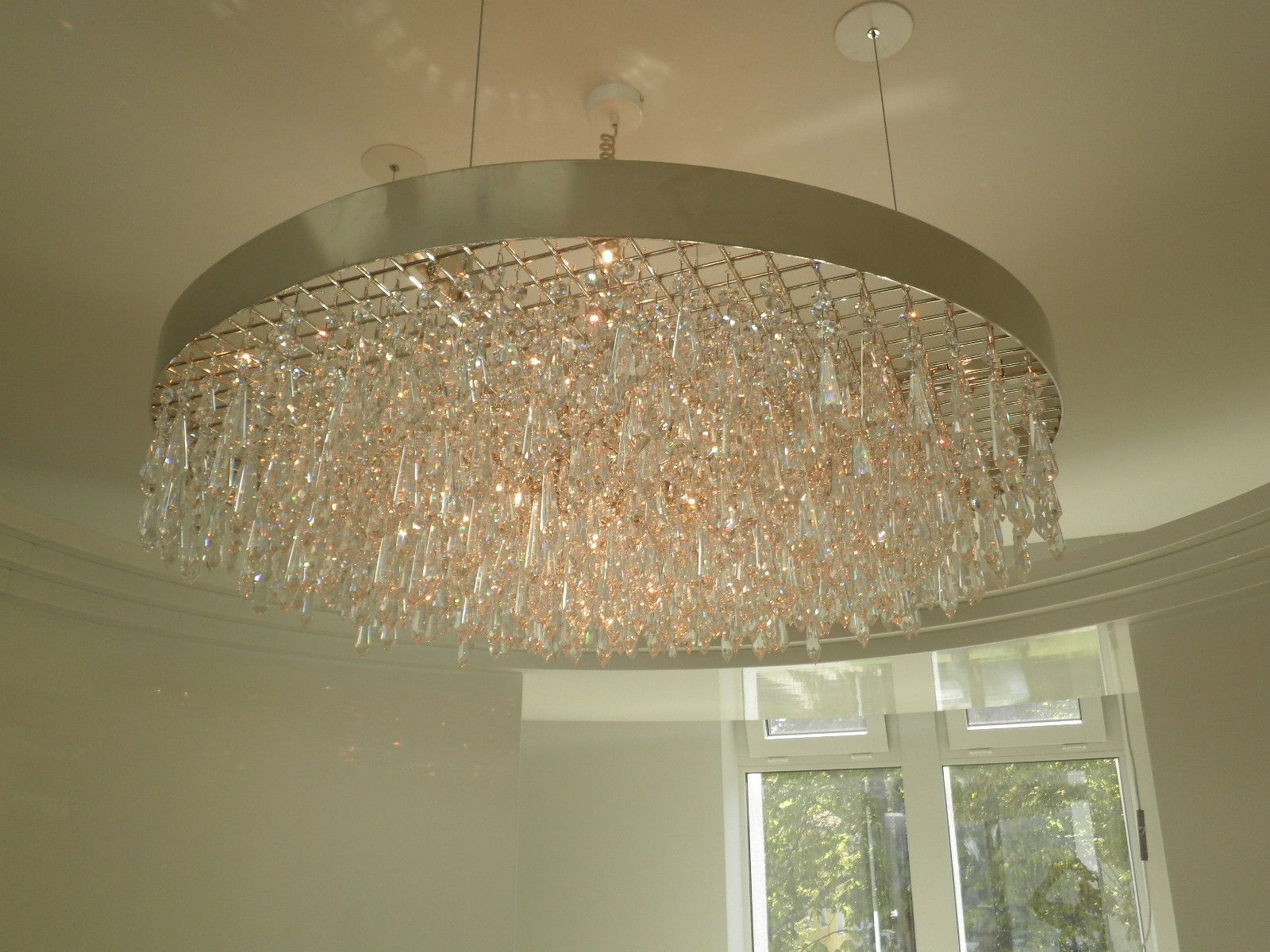 ein großer Kronleuchter hängt an einer weißen Decke