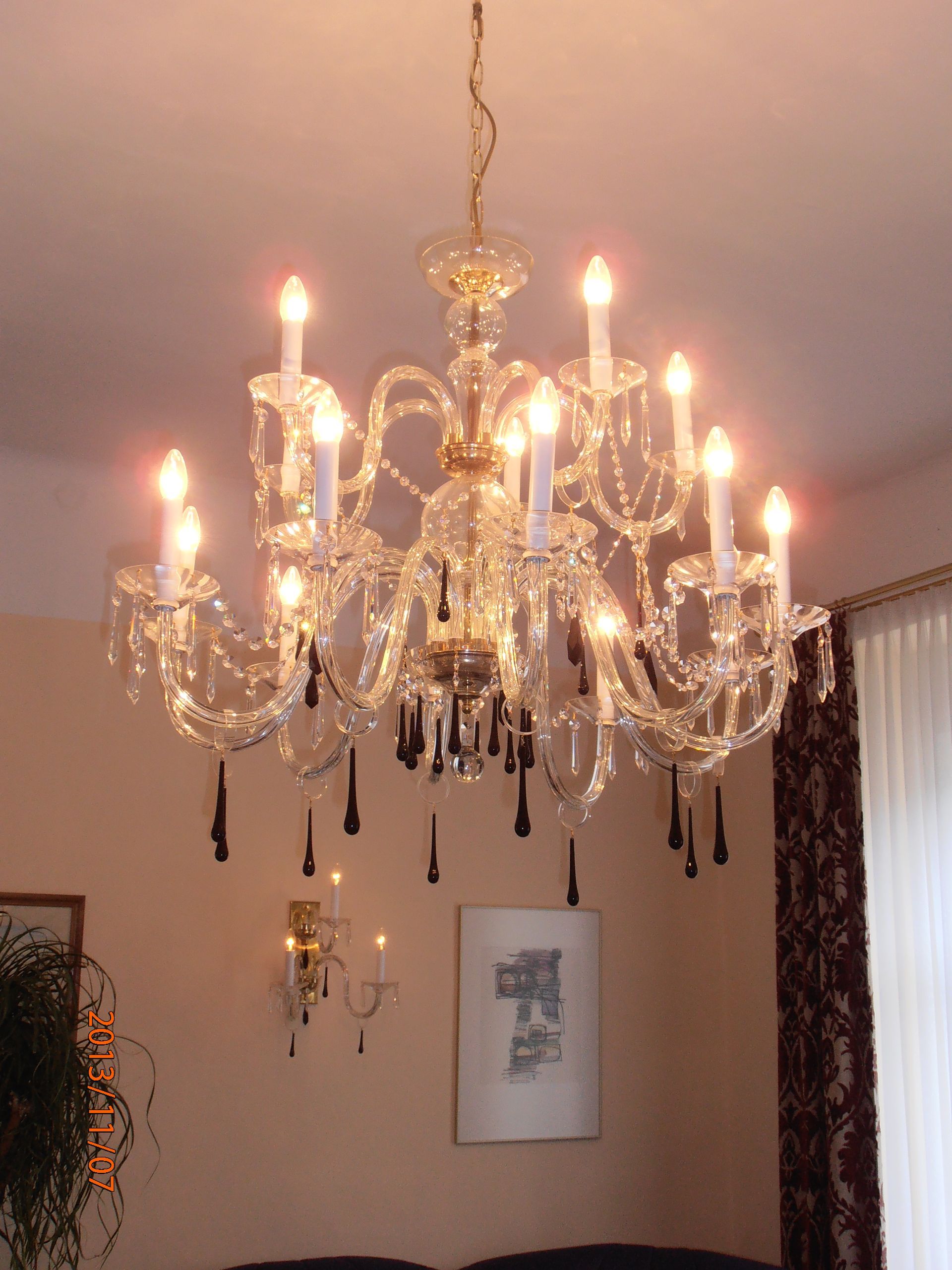 ein Kronleuchter mit vielen Kerzen hängt an einer Decke