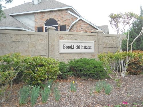 A brick wall with a sign that says brookfield estates