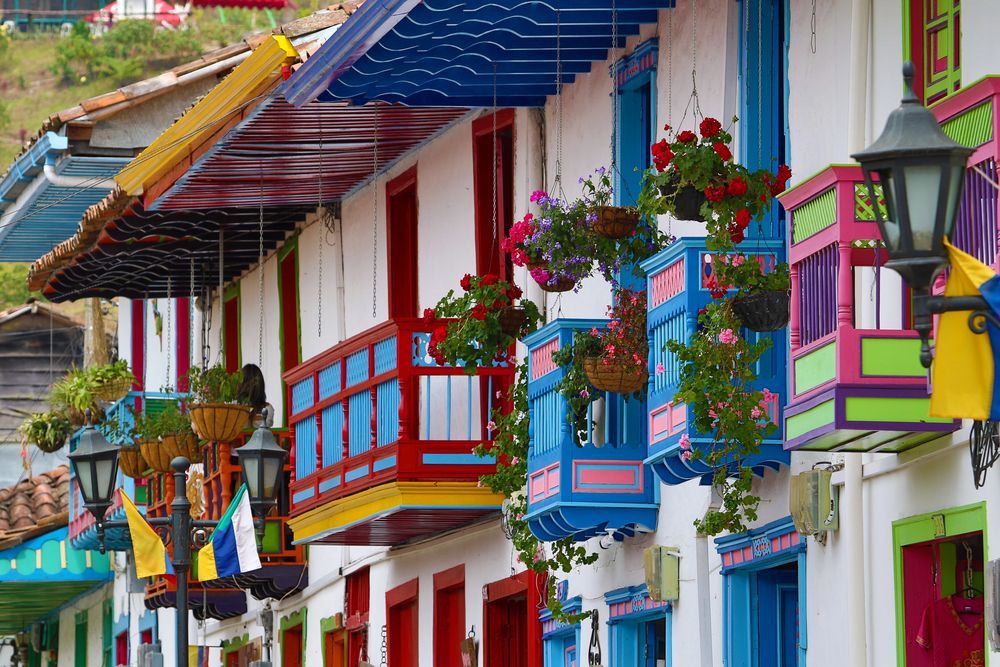Balcones coloridos en edificios blancos en Guatapé, Colombia.