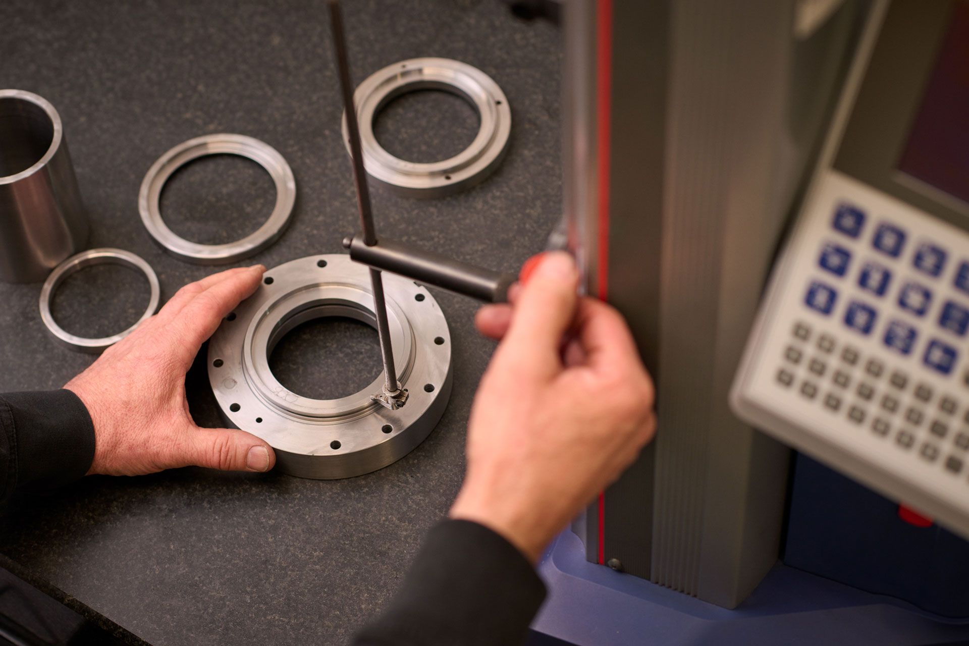 En stor elmotor/turbin i ett rum med rutigt golv.