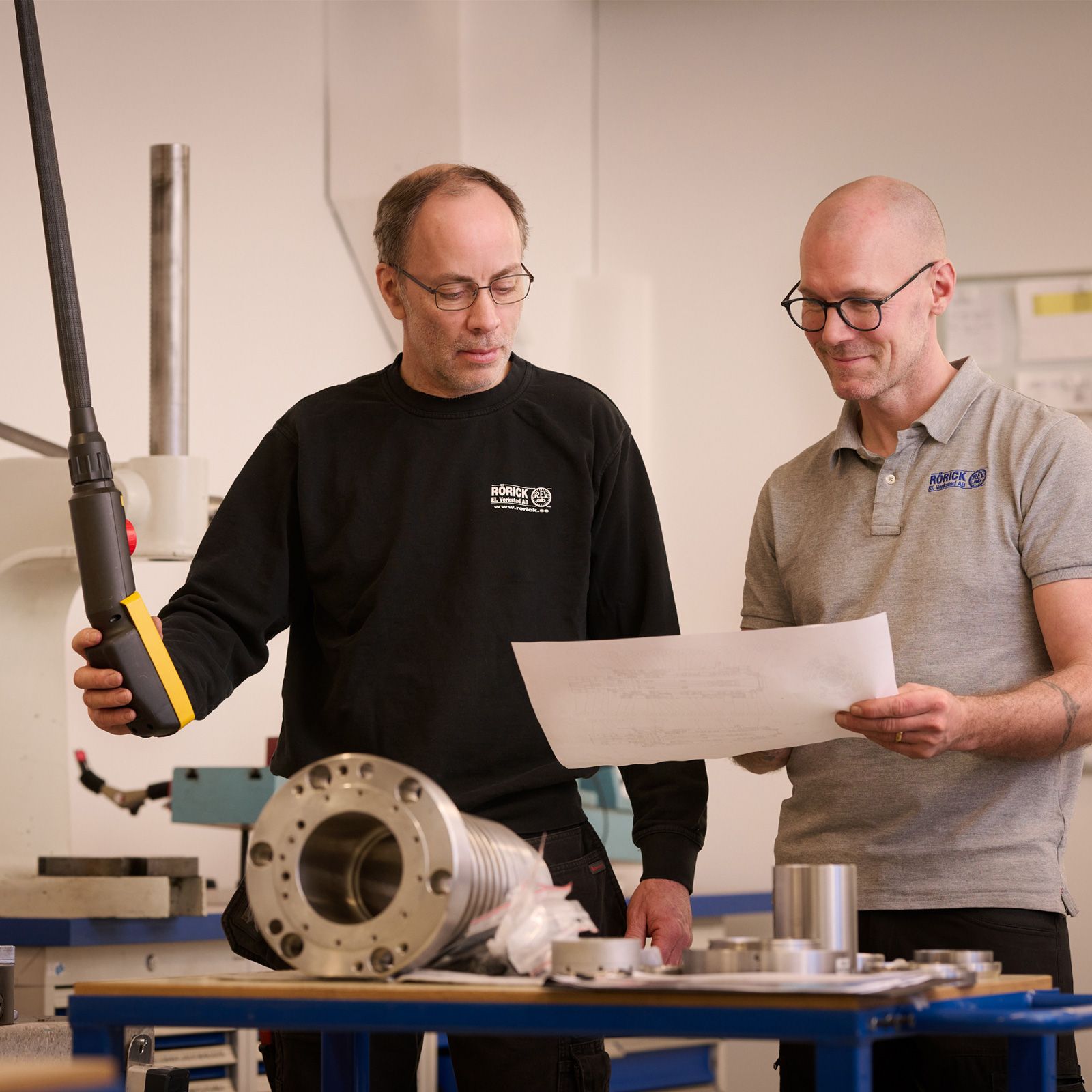 En man i en lila skjorta arbetar i en fabrik