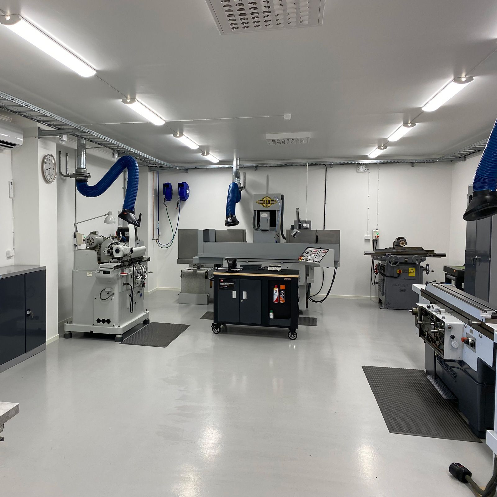 En man i en lila skjorta arbetar i en fabrik