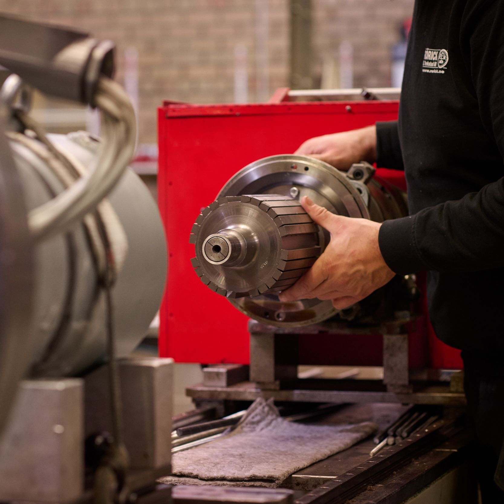 En man i en lila skjorta arbetar i en fabrik