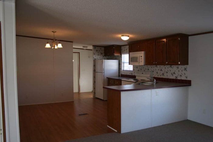Magnolia Ridge - Kitchen with dining area