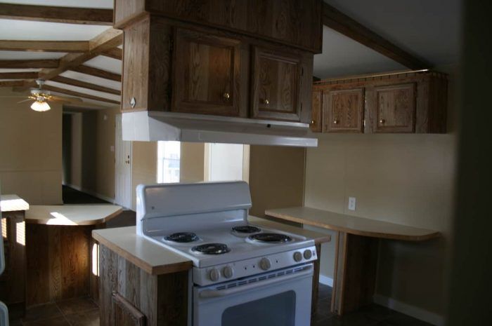 Magnolia Ridge - Kitchen with full oven and range