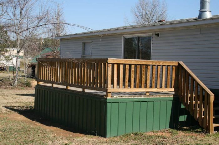 Oak Grove - Large wood deck in back of mobile home