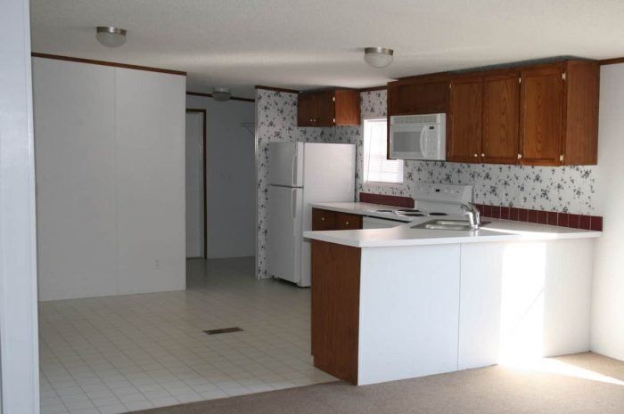 Oak Grove - Kitchen with dining area