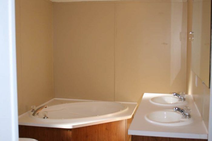 Oak Grove - Bathroom with double sinks and jacuzzi tub