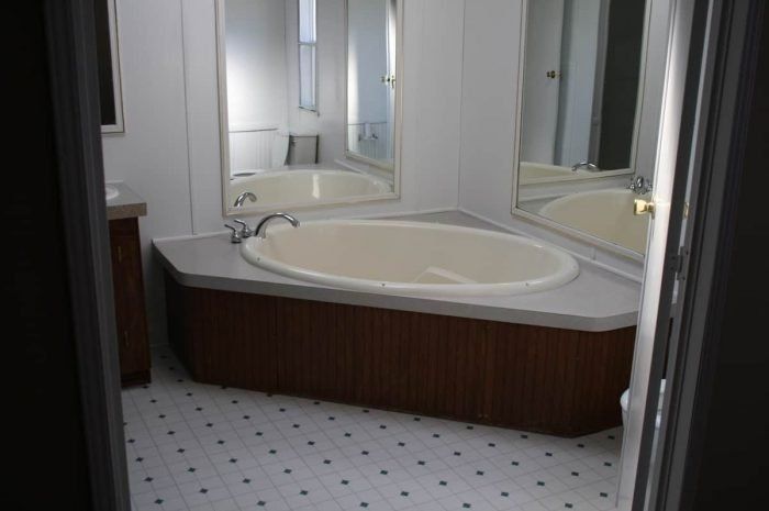 Oak Grove - Bathroom with jacuzzi tub