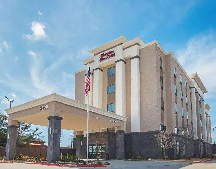 A large building with a sign that says ' abercrombie & fitch ' on it
