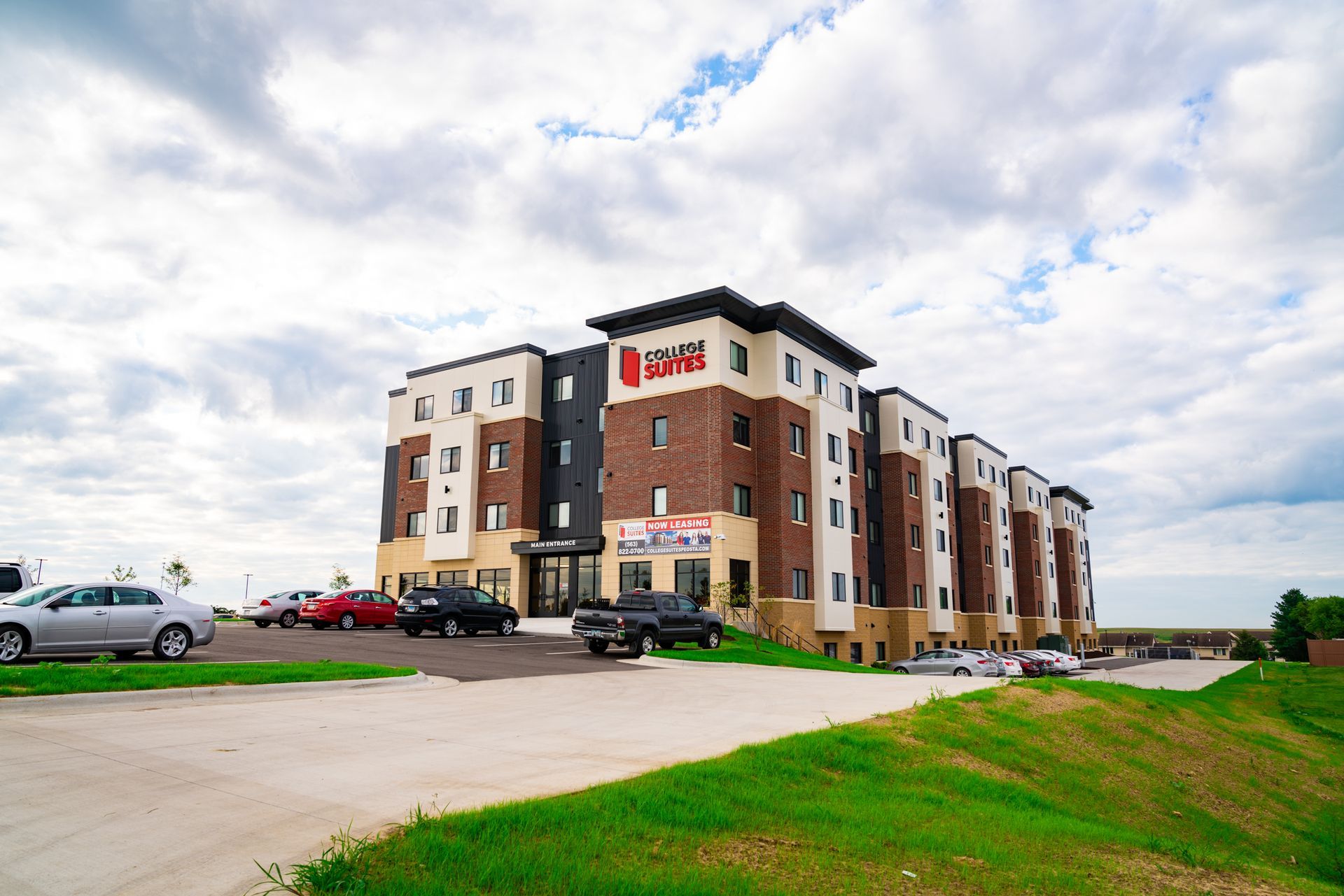 Exterior view of College Suites student housing in Peosta, Iowa, near NICC campus