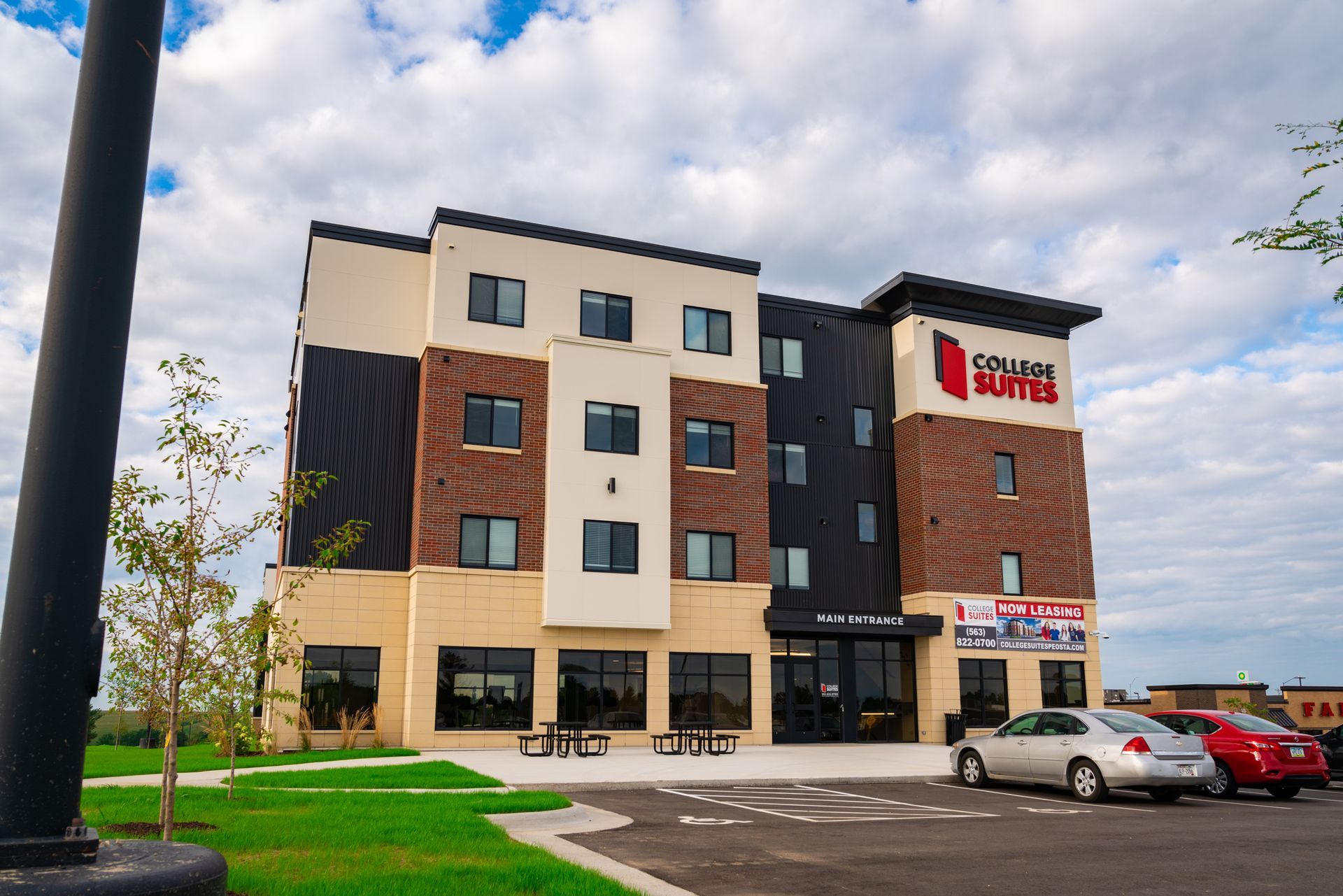 Exterior view of College Suites student housing in Peosta, Iowa, near NICC campus