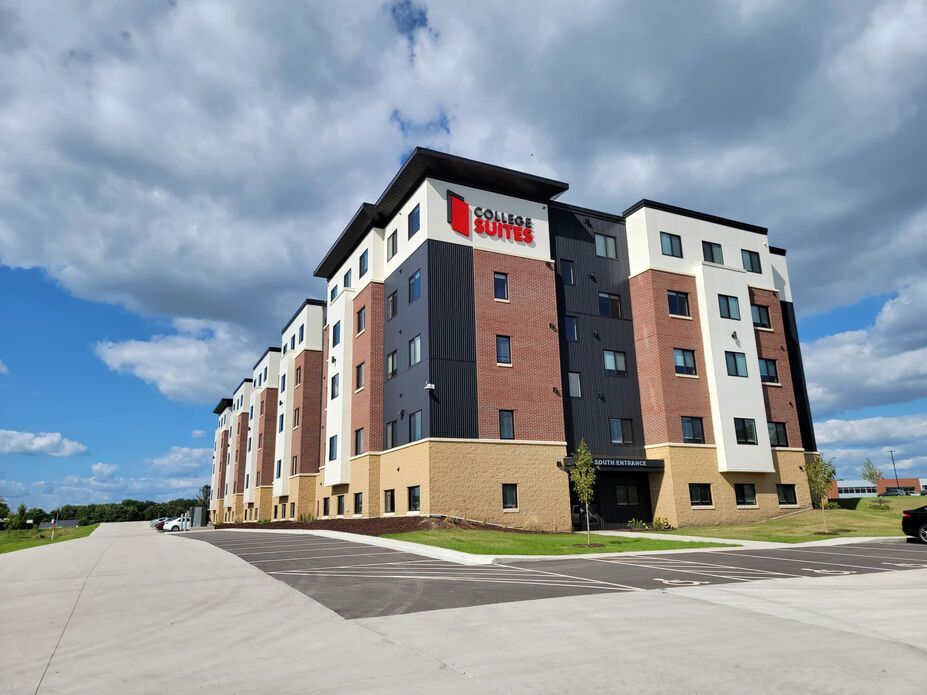 Exterior view of College Suites student housing in Peosta, Iowa, near NICC campus