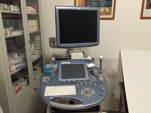 Primo piano dell'apparecchio di echography da un altro angolo