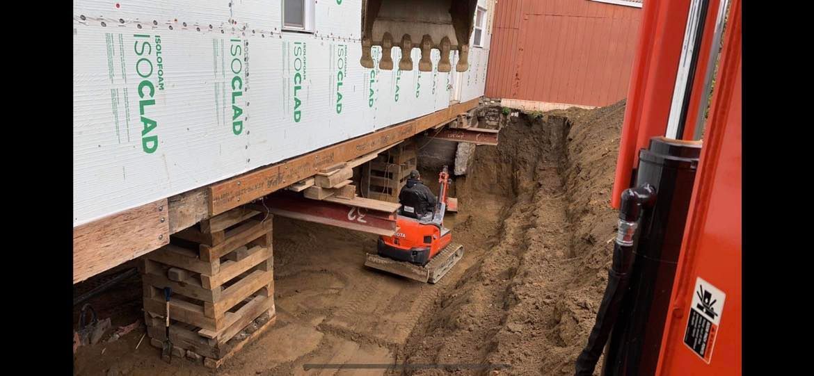 Une maison est déplacée dans un trou dans le sol.