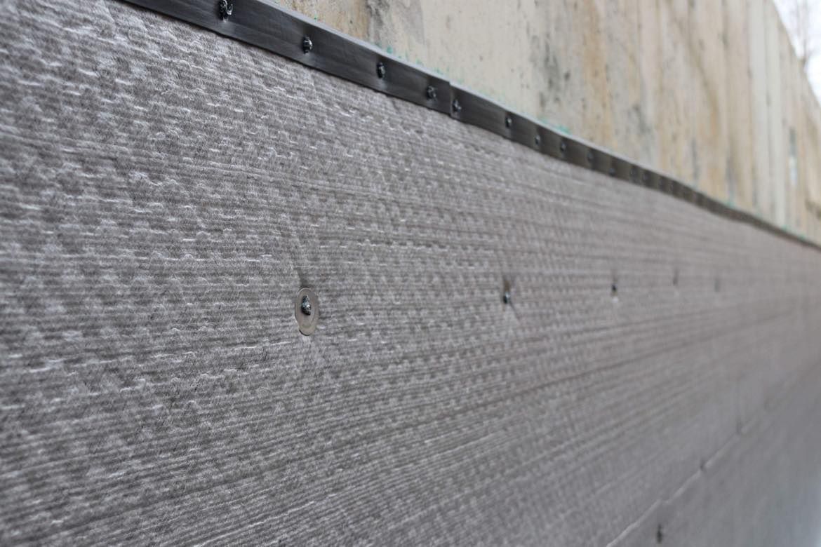 Un gros plan d'un mur gris avec une bordure noire.